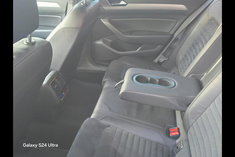 Volkswagen Passat Variant 2.0 TDI Highline Business R / Aut / Acc / 150 PK / Lane Assist / Camera / Elek Pakket / Xenon / Pdc / 18