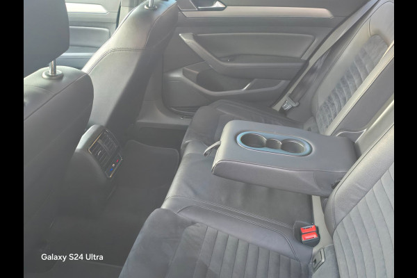 Volkswagen Passat Variant 2.0 TDI Highline Business R / Aut / Acc / 150 PK / Lane Assist / Camera / Elek Pakket / Xenon / Pdc / 18
