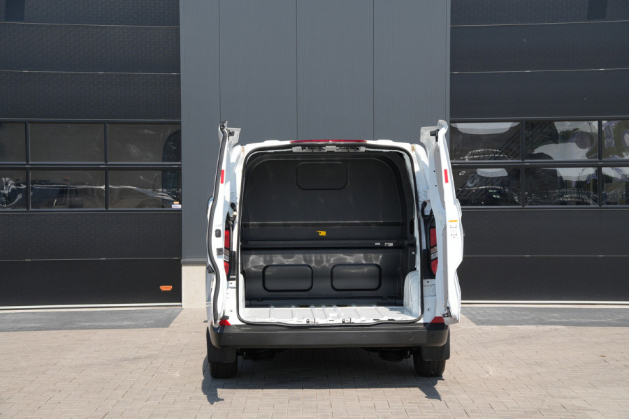 Ford Transit Custom 320 2.0 TDCI L1H1 Trend DC 136pk - INCLUSIEF BPM - 2x Schuif - Stoel/stuurverwarming - Cruise - Navi - Camera - Rijklaar