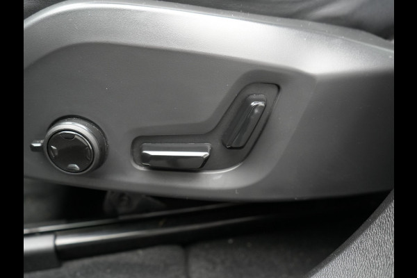 Volvo XC60 T8 AWD Plus Dark LONG RANGE PHEV 455pk Dealer O.H. | Trekhaak Af Fabriek | Panodak | Lederen Sportstoelen Memory & Verwarmd | Stuur Verwarmd | Keyless | Apple Carplay | Google Assistent | DAB | 20"L.M | Cruise Control | Plug In Hybrid |