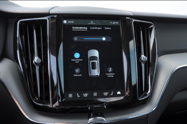 Volvo XC60 350PK Automaat T6 AWD Plus Bright / Navigatie / Elektrisch glazen schuif-kanteldak / Leren bekleding / Elektrisch verstelbare stoelen met geheugen / Stuur & Stoelverwarming / Achteruitrijcamera / Elektrische achterklep / Cruise control