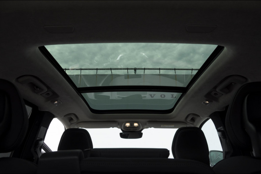 Volvo XC90 T8 455PK Automaat Plug-in hybrid AWD Ultra Bright Luchtvering / Trekhaak / Panoramadak / Google services / Elektrisch bedienbare voorstoelen met geheugen / Stoelverwarming voor en achter