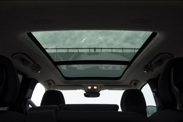 Volvo XC90 T8 455PK Automaat Plug-in hybrid AWD Ultra Bright Luchtvering / Trekhaak / Panoramadak / Google services / Elektrisch bedienbare voorstoelen met geheugen / Stoelverwarming voor en achter