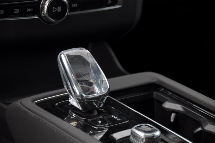 Volvo XC90 T8 455PK Automaat Plug-in hybrid AWD Ultra Bright Luchtvering / Trekhaak / Panoramadak / Google services / Elektrisch bedienbare voorstoelen met geheugen / Stoelverwarming voor en achter