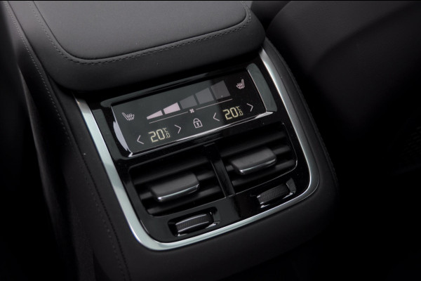 Volvo XC90 T8 455PK Automaat Plug-in hybrid AWD Ultra Bright Luchtvering / Trekhaak / Panoramadak / Google services / Elektrisch bedienbare voorstoelen met geheugen / Stoelverwarming voor en achter