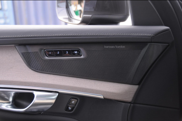 Volvo XC90 T8 455PK Automaat Plug-in hybrid AWD Ultra Bright Luchtvering / Trekhaak / Panoramadak / Google services / Elektrisch bedienbare voorstoelen met geheugen / Stoelverwarming voor en achter