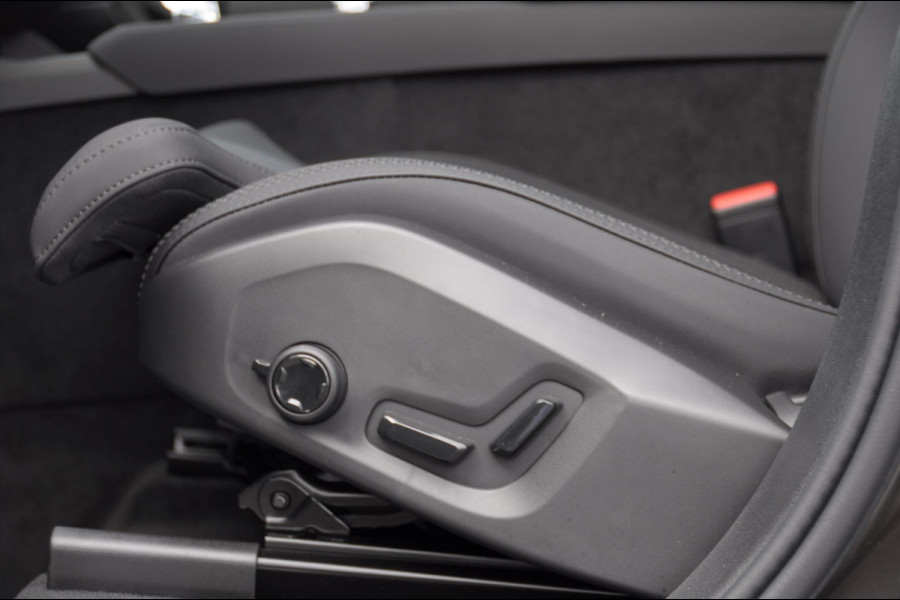 Volvo XC90 T8 455PK Automaat Plug-in hybrid AWD Ultra Bright Luchtvering / Trekhaak / Panoramadak / Google services / Elektrisch bedienbare voorstoelen met geheugen / Stoelverwarming voor en achter