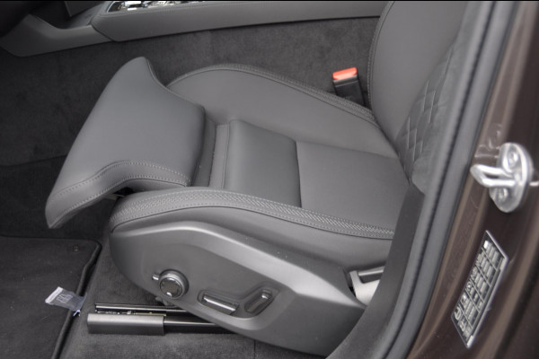 Volvo XC90 T8 455PK Automaat Plug-in hybrid AWD Ultra Bright Luchtvering / Trekhaak / Panoramadak / Google services / Elektrisch bedienbare voorstoelen met geheugen / Stoelverwarming voor en achter