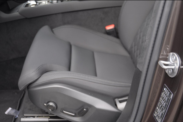 Volvo XC90 T8 455PK Automaat Plug-in hybrid AWD Ultra Bright Luchtvering / Trekhaak / Panoramadak / Google services / Elektrisch bedienbare voorstoelen met geheugen / Stoelverwarming voor en achter