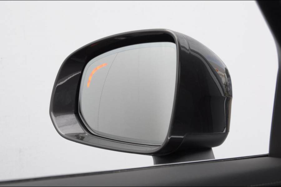 Volvo XC90 T8 455PK Automaat Plug-in hybrid AWD Ultra Bright Luchtvering / Trekhaak / Panoramadak / Google services / Elektrisch bedienbare voorstoelen met geheugen / Stoelverwarming voor en achter