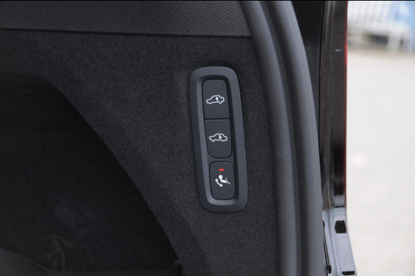 Volvo XC90 T8 455PK Automaat Plug-in hybrid AWD Ultra Bright Luchtvering / Trekhaak / Panoramadak / Google services / Elektrisch bedienbare voorstoelen met geheugen / Stoelverwarming voor en achter