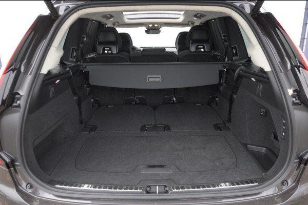 Volvo XC90 T8 455PK Automaat Plug-in hybrid AWD Ultra Bright Luchtvering / Trekhaak / Panoramadak / Google services / Elektrisch bedienbare voorstoelen met geheugen / Stoelverwarming voor en achter