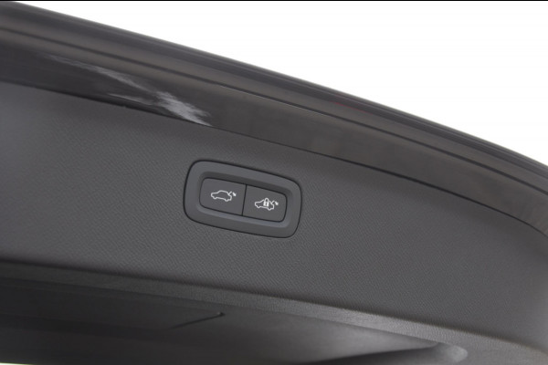 Volvo XC90 T8 455PK Automaat Plug-in hybrid AWD Ultra Bright Luchtvering / Trekhaak / Panoramadak / Google services / Elektrisch bedienbare voorstoelen met geheugen / Stoelverwarming voor en achter