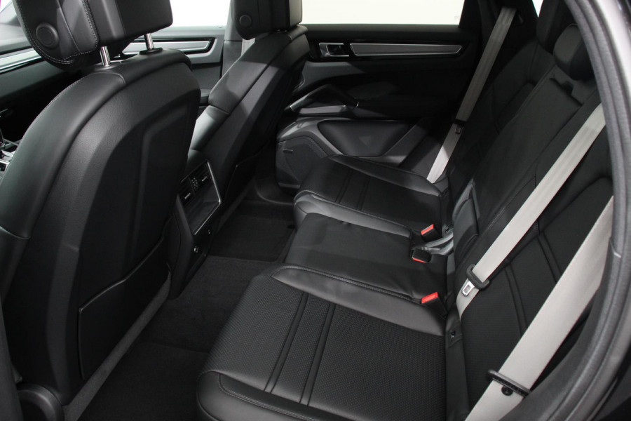 Porsche Cayenne Coupé 3.0 E-Hybrid 462pk Platinum Edition Luchtvering Leder Panoramadak Camera Navigatie Elektrisch bedienbare achterklep Apple Carplay/ Android Auto Sfeerverlichting Cruise control