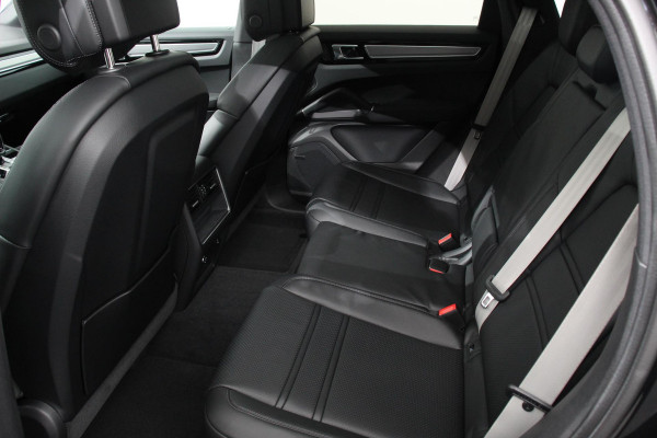 Porsche Cayenne Coupé 3.0 E-Hybrid 462pk Platinum Edition Luchtvering Leder Panoramadak Camera Navigatie Elektrisch bedienbare achterklep Apple Carplay/ Android Auto Sfeerverlichting Cruise control