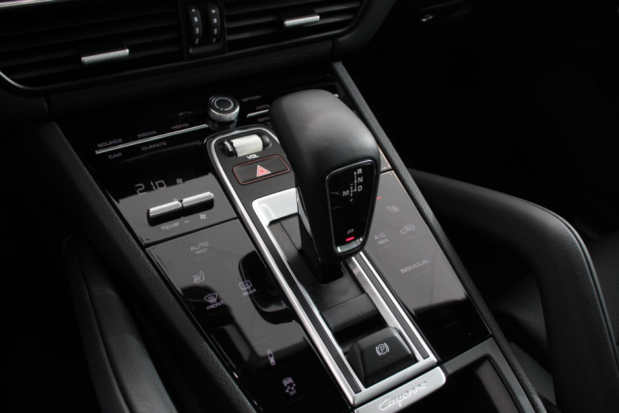 Porsche Cayenne Coupé 3.0 E-Hybrid 462pk Platinum Edition Luchtvering Leder Panoramadak Camera Navigatie Elektrisch bedienbare achterklep Apple Carplay/ Android Auto Sfeerverlichting Cruise control