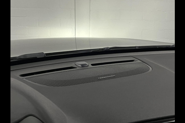 Volvo XC40 1.5 T5 Plug-in hybrid Plus Dark Trekhaak | Harman/Kardon | 360 camera | Cruise control | Stoel-/Stuurverwarming | Keyless | 20 inch wielen