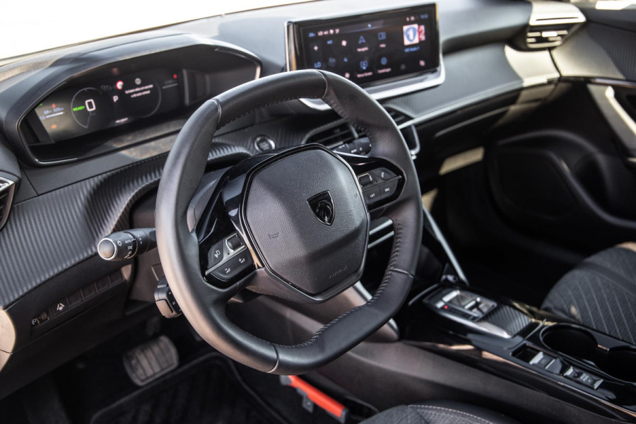 Peugeot e-2008 EV Allure 54 kWh ADAPTIVE CRUISE / CARPLAY / CAMERA / NAVI