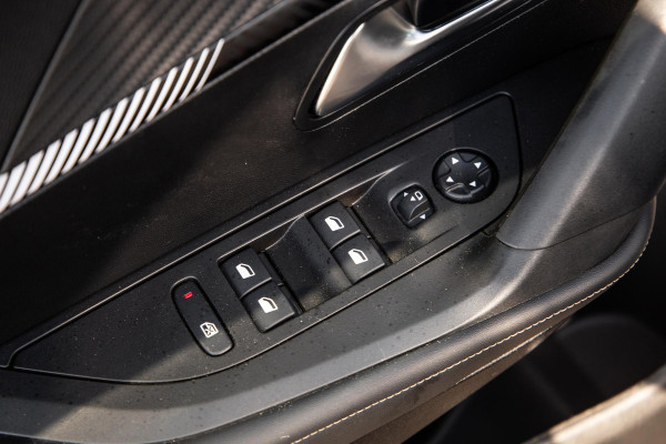 Peugeot e-2008 EV Allure 54 kWh ADAPTIVE CRUISE / CARPLAY / CAMERA / NAVI