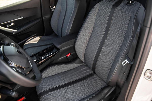 Peugeot e-2008 EV Allure 54 kWh ADAPTIVE CRUISE / CARPLAY / CAMERA / NAVI
