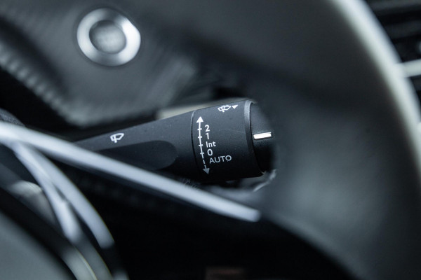 Peugeot e-2008 EV Allure 54 kWh ADAPTIVE CRUISE / CARPLAY / CAMERA / NAVI