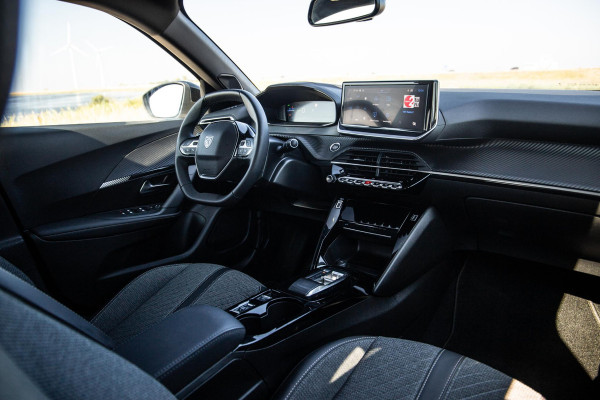 Peugeot e-2008 EV Allure 54 kWh ADAPTIVE CRUISE / CARPLAY / CAMERA / NAVI