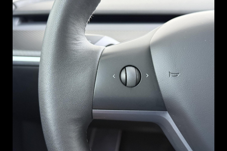 Tesla Model Y RWD 58 kWh AFNEEMBARE TREKHAAK | FABRIEKSGARANTIE OP ACCU & AANDRIJFLIJN TOT 03-2031 OF 160.000 KM | CARBON LIJSTEN |