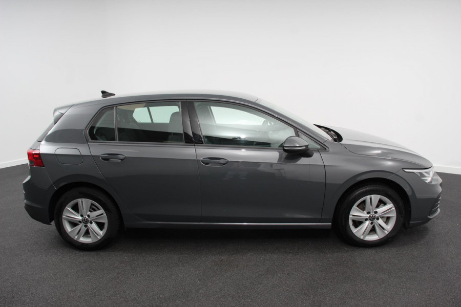 Volkswagen Golf 1.0 eTSI 110pk Automaat Life Climate control LED Lane Assist App Connect Cruise Control Climatronic Lichtmetalen Velgen Velgen Winterpakket