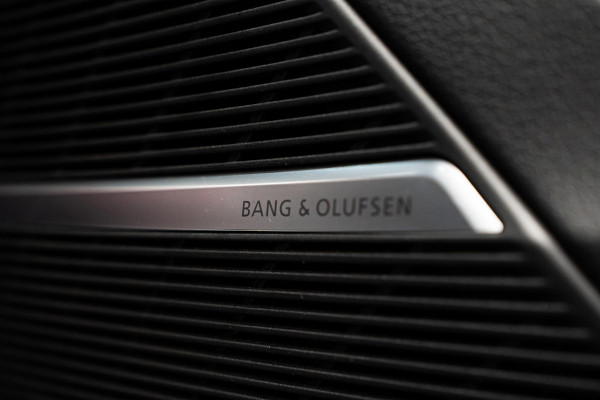 Audi Q8 4.0 TFSI SQ8 quattro *Bang & Olufsen / Panorama / Vierwielbesturing / HUD / Surround-view / Standverwarming*