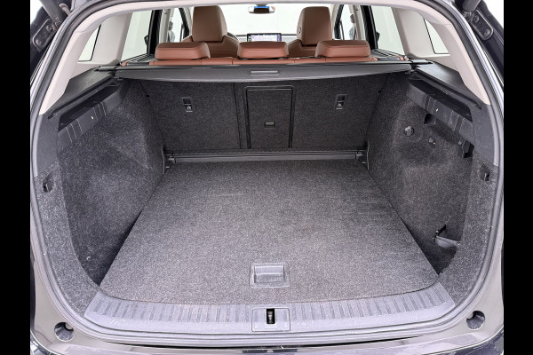 Škoda ENYAQ iV 60 Panoramadak Trekhaak Leder Adap.Cruise Stoel+Stuur+Achterbankverwarming Camera 3-Zone Ecc SOH 90% Keyless Navi Pdc Elek.Achterklep Apple Carplay Android Auto P-Assist Privacy Glas Led Lmv 20" 1.000KG Trekgewicht 1e Eigenaar Origineel Nederlandse Auto Zeer compleet