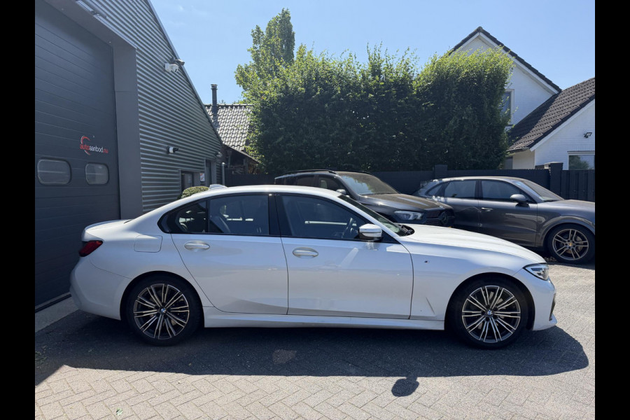BMW 3-serie 330i High Executive M-Sport | Navigatie | Climate Control | Stoelverwarming | Parkeersensoren |