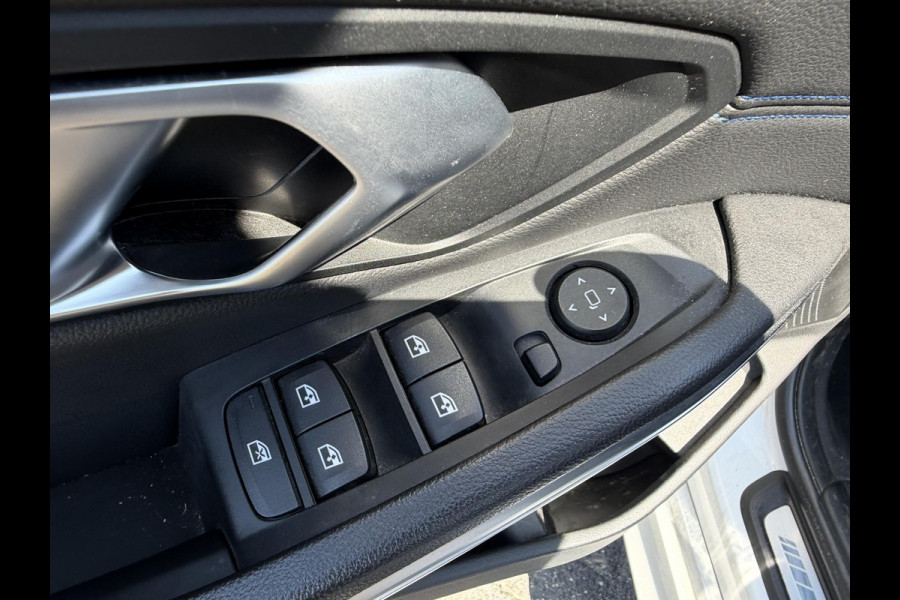 BMW 3-serie 330i High Executive M-Sport | Navigatie | Climate Control | Stoelverwarming | Parkeersensoren |