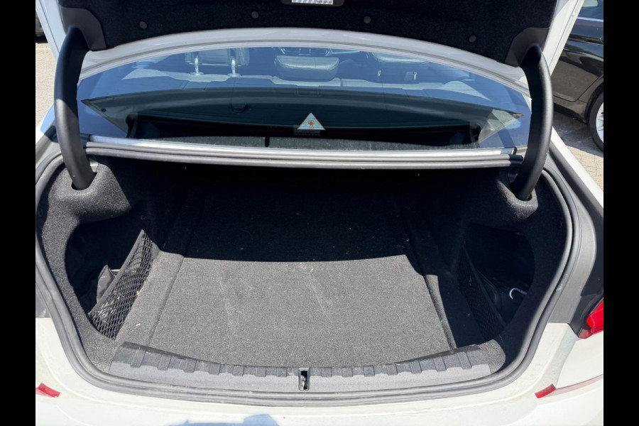 BMW 3-serie 330i High Executive M-Sport | Navigatie | Climate Control | Stoelverwarming | Parkeersensoren |