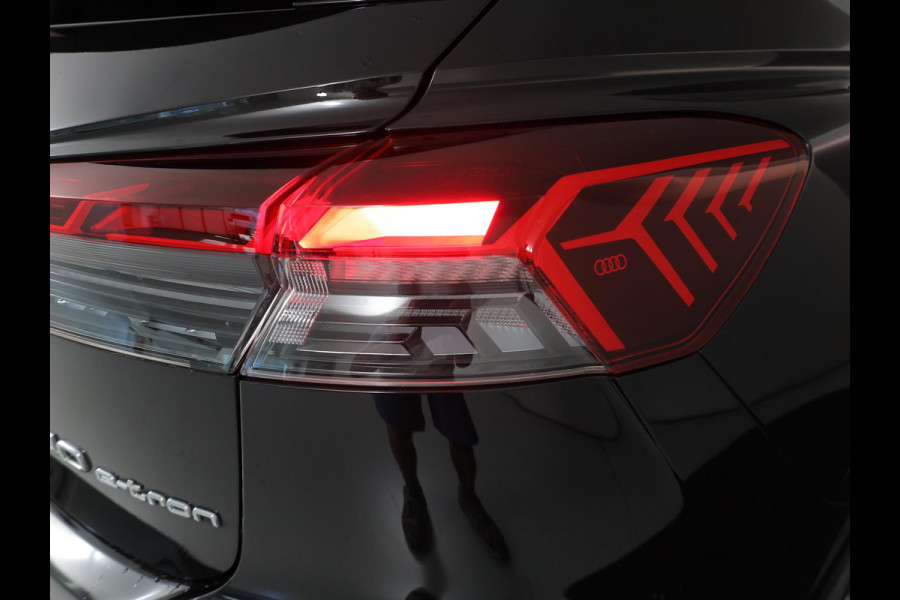 Audi Q4 e-tron 40 S edition 77 kWh 204 pk | Navigatie | Panoramadak | Parkeersensoren (Park assist) | Achteruitrijcamera | Autom. airco (3 zones) | Keyless | S-Line |