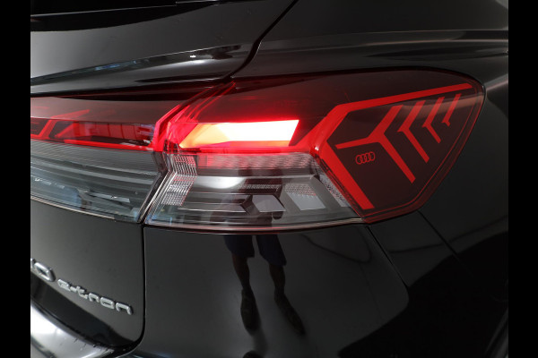 Audi Q4 e-tron 40 S edition 77 kWh 204 pk | Navigatie | Panoramadak | Parkeersensoren (Park assist) | Achteruitrijcamera | Autom. airco (3 zones) | Keyless | S-Line |