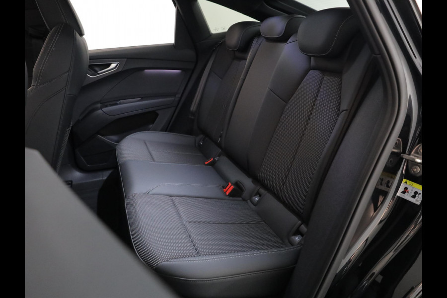 Audi Q4 e-tron 40 S edition 77 kWh 204 pk | Navigatie | Panoramadak | Parkeersensoren (Park assist) | Achteruitrijcamera | Autom. airco (3 zones) | Keyless | S-Line |
