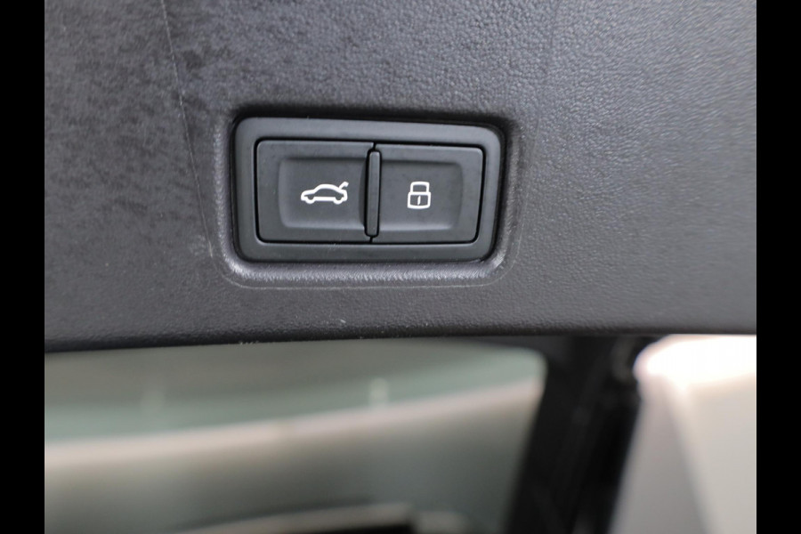 Audi Q4 e-tron 40 S edition 77 kWh 204 pk | Navigatie | Panoramadak | Parkeersensoren (Park assist) | Achteruitrijcamera | Autom. airco (3 zones) | Keyless | S-Line |