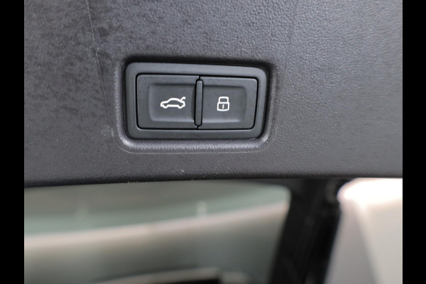 Audi Q4 e-tron 40 S edition 77 kWh 204 pk | Navigatie | Panoramadak | Parkeersensoren (Park assist) | Achteruitrijcamera | Autom. airco (3 zones) | Keyless | S-Line |