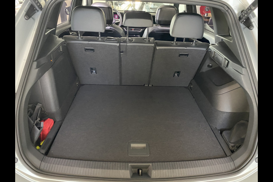 Volkswagen Tiguan 1.5 eHybrid R-Line Edition 272 PK Black-Style Panoramadak / Headup / Dynamic Light / harman-kardon / Trekhaak/ Leer / Massage stoelen