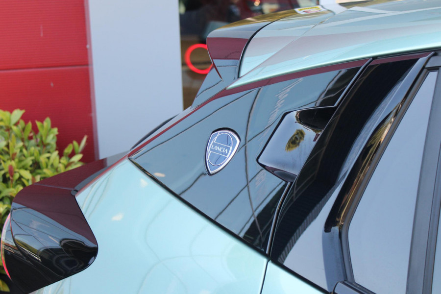 Lancia Ypsilon 1.2 Hybrid 110PK AUTOMAAT LX | CAMERA VOOR + ACHTER | PARKEERSENSOREN VOOR + ACHTER | DRIVE PACK: ADAPTIVE CRUISE CONTROL/DODEHOEK DETECTIE/ELEKTRISCH INKLAPBARE BUITENSPIEGELS/SPROTIEF STUURWIEL | SFEER VERLICHTING | CLIMATE CONTROL | DRAADLOZE APPLE CARPLAY/ANDROID AUTO | DRAADLOZE TELEFOONLADER | 17"  LICHTMETALEN VELGEN "DIAMOND CUT" | WIELKASTEN "GLOSSY BLACK" | PRIVACY GLAS ACHTER | PREMIUM STOELBEKLEDING "GRIGIO ANTRACITE" | KLEUR: "VERDER GIADA" |