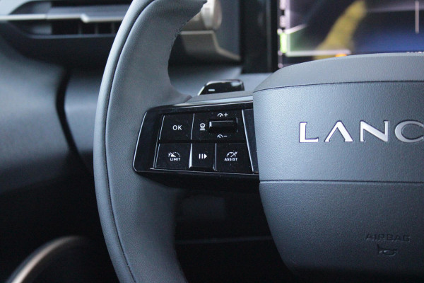 Lancia Ypsilon 1.2 Hybrid 110PK AUTOMAAT LX | CAMERA VOOR + ACHTER | PARKEERSENSOREN VOOR + ACHTER | DRIVE PACK: ADAPTIVE CRUISE CONTROL/DODEHOEK DETECTIE/ELEKTRISCH INKLAPBARE BUITENSPIEGELS/SPROTIEF STUURWIEL | SFEER VERLICHTING | CLIMATE CONTROL | DRAADLOZE APPLE CARPLAY/ANDROID AUTO | DRAADLOZE TELEFOONLADER | 17"  LICHTMETALEN VELGEN "DIAMOND CUT" | WIELKASTEN "GLOSSY BLACK" | PRIVACY GLAS ACHTER | PREMIUM STOELBEKLEDING "GRIGIO ANTRACITE" | KLEUR: "VERDER GIADA" |