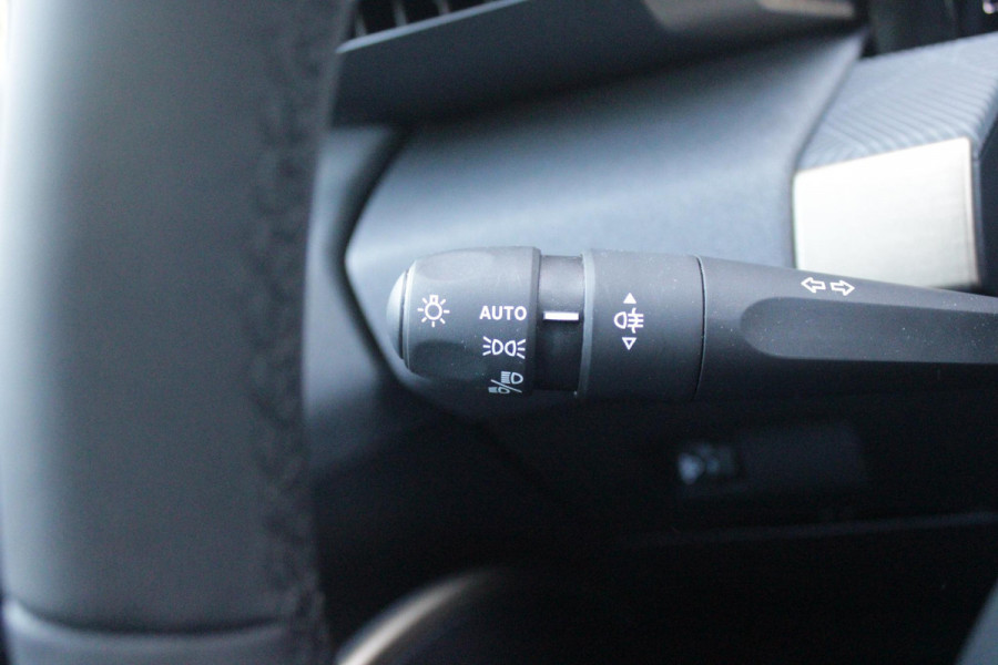 Lancia Ypsilon 1.2 Hybrid 110PK AUTOMAAT LX | CAMERA VOOR + ACHTER | PARKEERSENSOREN VOOR + ACHTER | DRIVE PACK: ADAPTIVE CRUISE CONTROL/DODEHOEK DETECTIE/ELEKTRISCH INKLAPBARE BUITENSPIEGELS/SPROTIEF STUURWIEL | SFEER VERLICHTING | CLIMATE CONTROL | DRAADLOZE APPLE CARPLAY/ANDROID AUTO | DRAADLOZE TELEFOONLADER | 17"  LICHTMETALEN VELGEN "DIAMOND CUT" | WIELKASTEN "GLOSSY BLACK" | PRIVACY GLAS ACHTER | PREMIUM STOELBEKLEDING "GRIGIO ANTRACITE" | KLEUR: "VERDER GIADA" |