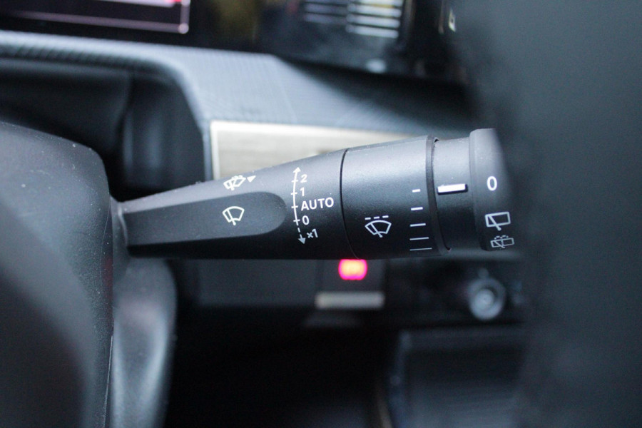 Lancia Ypsilon 1.2 Hybrid 110PK AUTOMAAT LX | CAMERA VOOR + ACHTER | PARKEERSENSOREN VOOR + ACHTER | DRIVE PACK: ADAPTIVE CRUISE CONTROL/DODEHOEK DETECTIE/ELEKTRISCH INKLAPBARE BUITENSPIEGELS/SPROTIEF STUURWIEL | SFEER VERLICHTING | CLIMATE CONTROL | DRAADLOZE APPLE CARPLAY/ANDROID AUTO | DRAADLOZE TELEFOONLADER | 17"  LICHTMETALEN VELGEN "DIAMOND CUT" | WIELKASTEN "GLOSSY BLACK" | PRIVACY GLAS ACHTER | PREMIUM STOELBEKLEDING "GRIGIO ANTRACITE" | KLEUR: "VERDER GIADA" |