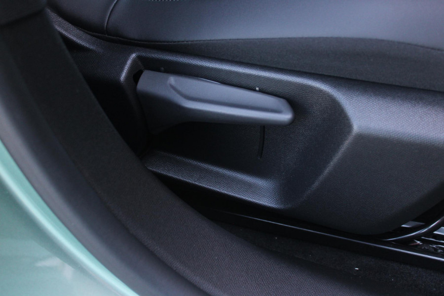 Lancia Ypsilon 1.2 Hybrid 110PK AUTOMAAT LX | CAMERA VOOR + ACHTER | PARKEERSENSOREN VOOR + ACHTER | DRIVE PACK: ADAPTIVE CRUISE CONTROL/DODEHOEK DETECTIE/ELEKTRISCH INKLAPBARE BUITENSPIEGELS/SPROTIEF STUURWIEL | SFEER VERLICHTING | CLIMATE CONTROL | DRAADLOZE APPLE CARPLAY/ANDROID AUTO | DRAADLOZE TELEFOONLADER | 17"  LICHTMETALEN VELGEN "DIAMOND CUT" | WIELKASTEN "GLOSSY BLACK" | PRIVACY GLAS ACHTER | PREMIUM STOELBEKLEDING "GRIGIO ANTRACITE" | KLEUR: "VERDER GIADA" |
