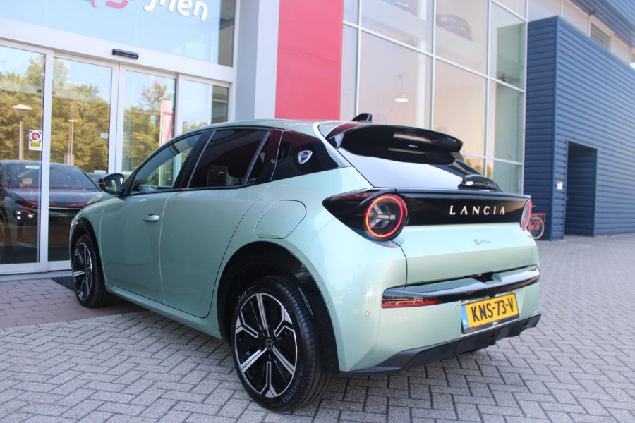 Lancia Ypsilon 1.2 Hybrid 110PK AUTOMAAT LX | CAMERA VOOR + ACHTER | PARKEERSENSOREN VOOR + ACHTER | DRIVE PACK: ADAPTIVE CRUISE CONTROL/DODEHOEK DETECTIE/ELEKTRISCH INKLAPBARE BUITENSPIEGELS/SPROTIEF STUURWIEL | SFEER VERLICHTING | CLIMATE CONTROL | DRAADLOZE APPLE CARPLAY/ANDROID AUTO | DRAADLOZE TELEFOONLADER | 17"  LICHTMETALEN VELGEN "DIAMOND CUT" | WIELKASTEN "GLOSSY BLACK" | PRIVACY GLAS ACHTER | PREMIUM STOELBEKLEDING "GRIGIO ANTRACITE" | KLEUR: "VERDER GIADA" |