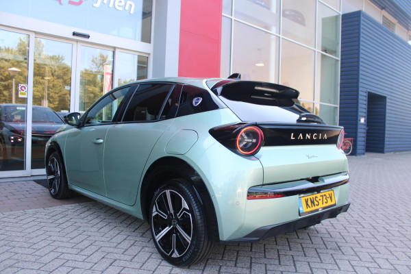 Lancia Ypsilon 1.2 Hybrid 110PK AUTOMAAT LX | CAMERA VOOR + ACHTER | PARKEERSENSOREN VOOR + ACHTER | DRIVE PACK: ADAPTIVE CRUISE CONTROL/DODEHOEK DETECTIE/ELEKTRISCH INKLAPBARE BUITENSPIEGELS/SPROTIEF STUURWIEL | SFEER VERLICHTING | CLIMATE CONTROL | DRAADLOZE APPLE CARPLAY/ANDROID AUTO | DRAADLOZE TELEFOONLADER | 17"  LICHTMETALEN VELGEN "DIAMOND CUT" | WIELKASTEN "GLOSSY BLACK" | PRIVACY GLAS ACHTER | PREMIUM STOELBEKLEDING "GRIGIO ANTRACITE" | KLEUR: "VERDER GIADA" |