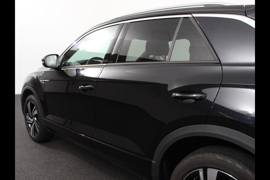 Volkswagen T-Roc 1.5 eTsi R-Line Edition Automaat Navigatie Apple Carplay/Android Auto Camera Parkeersensoren Adaptive Cruise Control Stoelverwarming Virtual Cockpit Elektrische achterklep Getinte ramen Climate Control