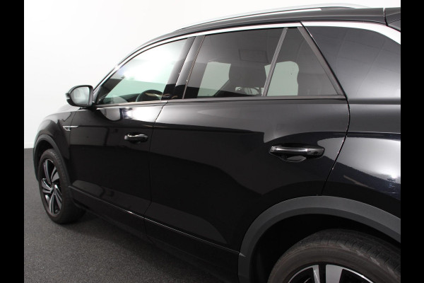 Volkswagen T-Roc 1.5 eTsi R-Line Edition Automaat Navigatie Apple Carplay/Android Auto Camera Parkeersensoren Adaptive Cruise Control Stoelverwarming Virtual Cockpit Elektrische achterklep Getinte ramen Climate Control