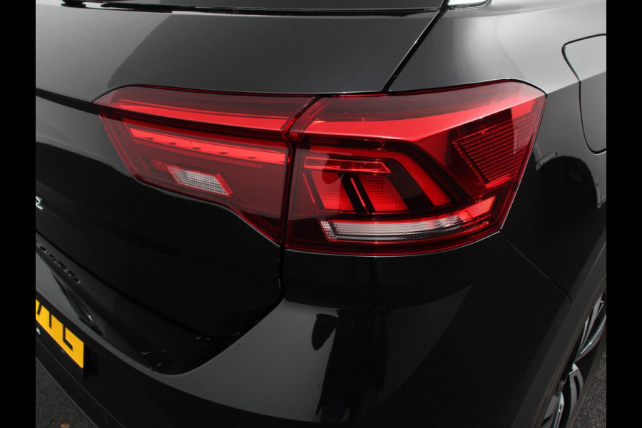 Volkswagen T-Roc 1.5 eTsi R-Line Edition Automaat Navigatie Apple Carplay/Android Auto Camera Parkeersensoren Adaptive Cruise Control Stoelverwarming Virtual Cockpit Elektrische achterklep Getinte ramen Climate Control