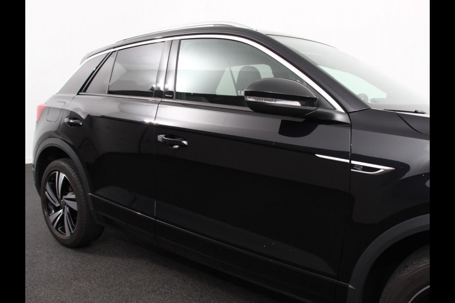 Volkswagen T-Roc 1.5 eTsi R-Line Edition Automaat Navigatie Apple Carplay/Android Auto Camera Parkeersensoren Adaptive Cruise Control Stoelverwarming Virtual Cockpit Elektrische achterklep Getinte ramen Climate Control
